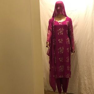 Indian/Pakistani Traditional Shalwar Kameez